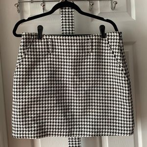 Forever 21- sharp skirt, lined, side pockets, side zipper, belt- no flaws!